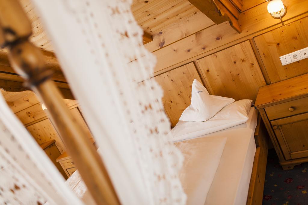 Hotel Goldene Rose Brunico Oda fotoğraf